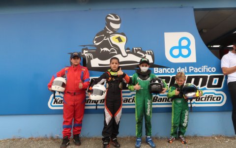 Las nuevas figuras del karting antes de una prueba.