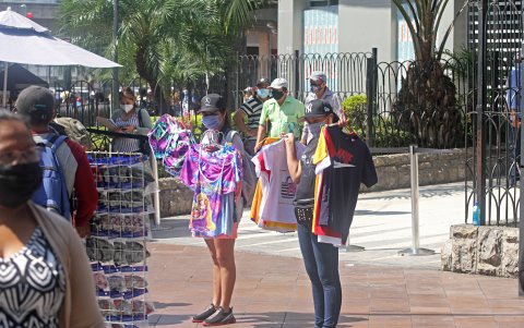 La ciudadanía no pide que no trabajen, pero sí que lo hagan de forma ordenada en un solo espacio.