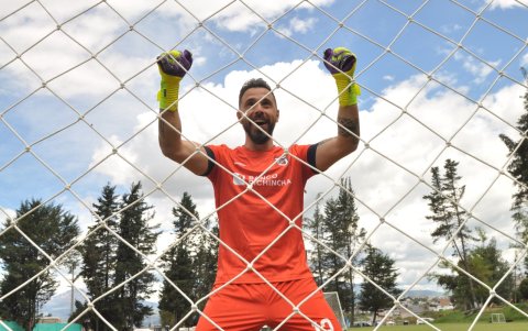 Hernán no celebra los goles de la selección argentina, pero sí el triunfo de sus amigos.