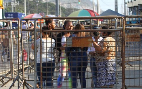 Angustia e incertidumbre en familiares de los privados de libertad, que se han acercado al penal de Guayaquil.