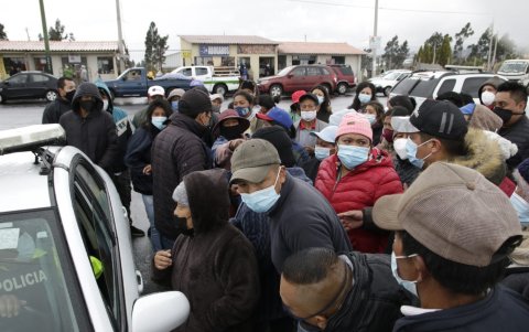 Familiares buscan en las afueras de la cárcel de Latacunga información sobre sus seres queridos.