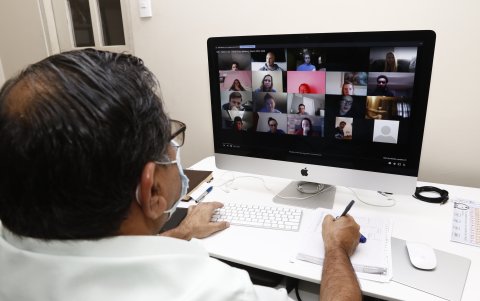 deberá desarrollar competencias digitales para cambiar los modos de producir saberes.