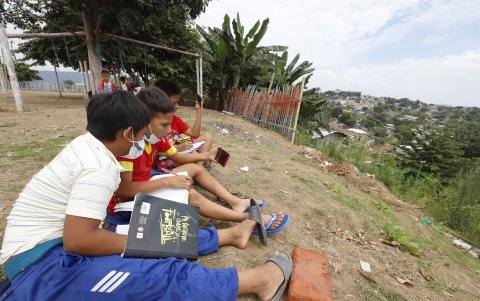 La falta de internet y de equipos tecnológicos fueron los obstáculos con los que se han topado los estudiantes para sus clases virtuales.