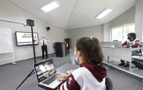 Varios colegios de Guayaquil, como La Moderna, implementaron las clases híbridas y se debaten entre lo presencial y lo virtual.