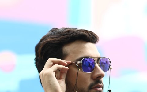 Gafas y pulseras para caballeros.