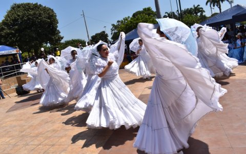Grupos folclóricos deleitaron con sus bailes a los presentes.