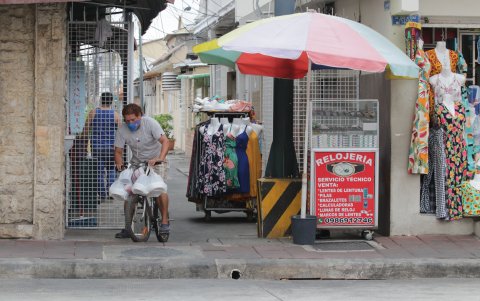 Alborada. En la José María Egas, hasta las peatonales son corchadas por vendedores que instalan sus puestos hasta pasadas las 18:00.

Agencia (ag-extra)