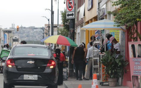 En la cuarta etapa de la Alborada, la acera y la calle es ocupada por los vendedores ambulantes.