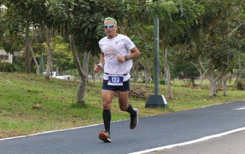 Ronald Insuaste volvió a salir a las calles para romper récords como ultramaratonista.