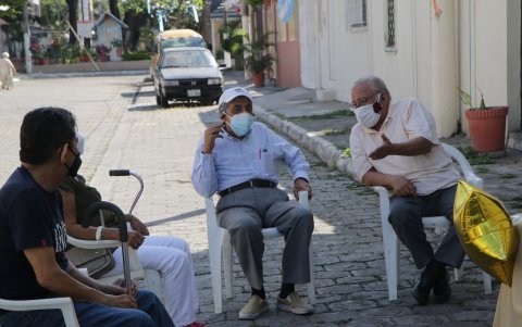 La camaradería no falta entre los adultos mayores del barrio.