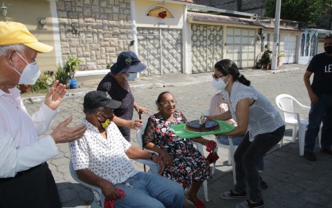 Verónica Soto es la líder que se puso como misión mantener activo a los adultos mayores durante esta época.