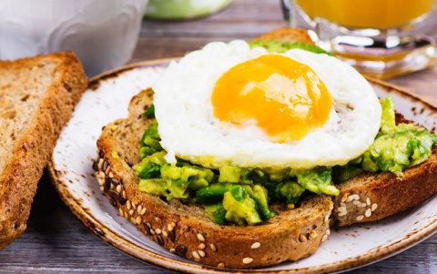 Tostadas con huevo escalfado con aguacate