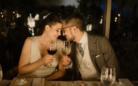 En el día de su boda, con su esposo el pintor y muralista Apitatán
