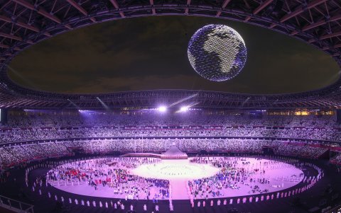 La imagen tomada desde la plataforma de observación Shibuya Sky muestra drones formando un globo sobre el estadio durante la ceremonia de apertura de los Juegos Olímpicos de Tokio 2020 en los Juegos Olímpicos.