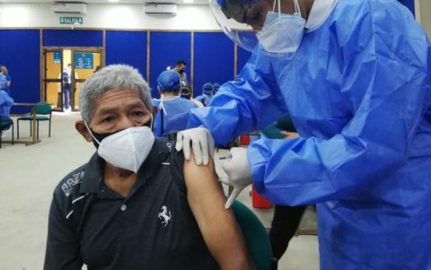 El plan de vacunación 9/100 avanza a buen ritmo en el país, aunque no todo el proceso es perfecto.