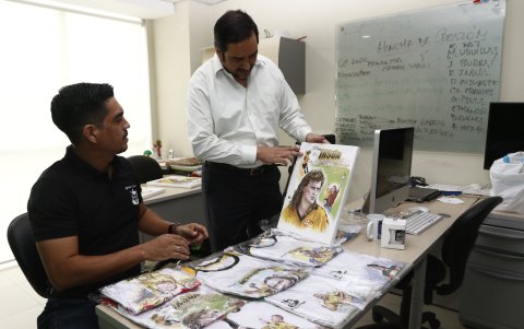 No solamente trabajan con cuadros, también hacen camisetas ilustradas y tazas.