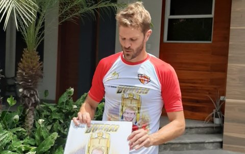 Javier Burrai se mostró agradecido con el detalle de su cuadro y camiseta tras la final contra Liga de Quito.