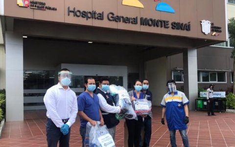 Un equipo de la Politécnica Salesiana entrega una donación de visores de protección a un hospital público. Las universidades produjeron y aportaron ventiladores, respiradores y aplicaciones móviles.