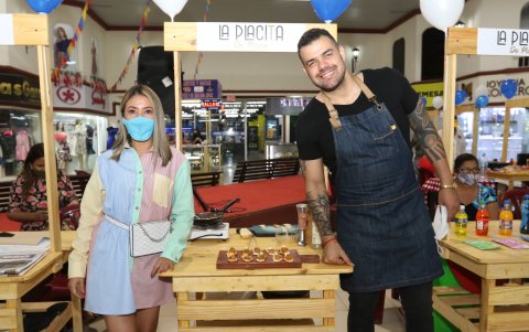 Diana Espinoza, miembro de la directiva de Plaza Mayor junto al chef José David García, quien animó además el evento.
