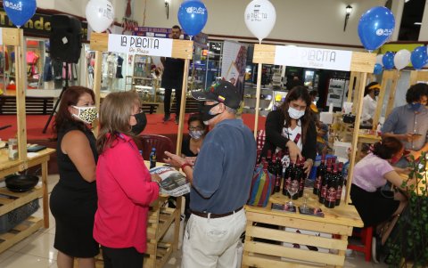 Los visitantes hicieron una parada fijo en el stand de vinos.