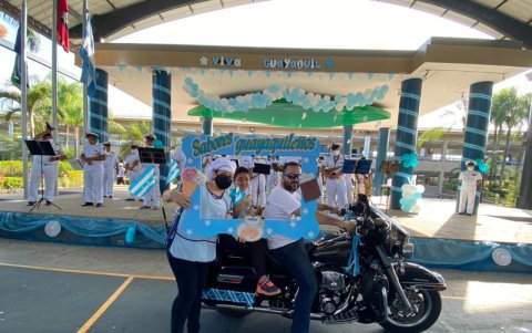 La comunidad de Ecomundo decoró carros y motos con los colores celeste y blanco que representan a la ciudad..