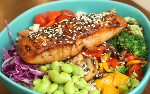 Grilled Salmon. Este plato está compuesto de vegetales y salsas de la casa.