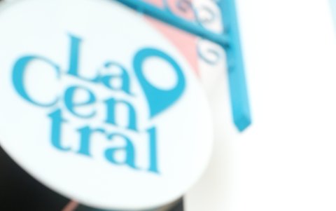 El souffle de yuca está cubierto por una crema de queso y chicharrón.