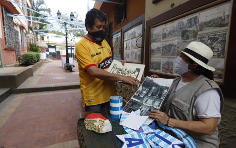 Fiesta. En Las Peñas se puso en marcha una feria de emprendimientos y exposición de fotografías de Guayaquil antiguo.