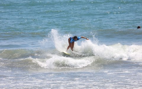 Mimi Barona, representante de Ecuador en los Juegos Olímpicos, en categoría Surf.