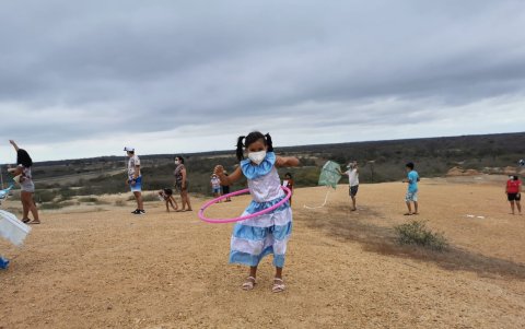 En El Morro, los niños reviven los juegos tradicionales, durante un festival.