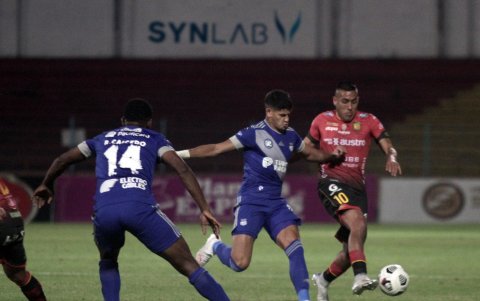 Facundo Barceló (c), delantero de Emelec, mostró movilidad ante el cuadro morlaco.