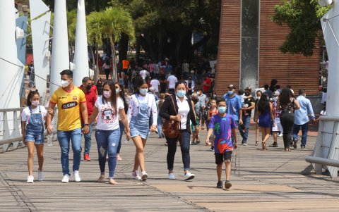 Recreación. Grupos de familia y amigos dieron paseos en zonas como el malecón 2000.