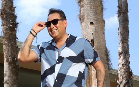 La piel de sus brazos está tatuada con sus estrellas de cine favoritas.