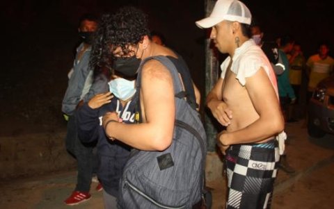 Los dos turistas rescatados con mucho frío.