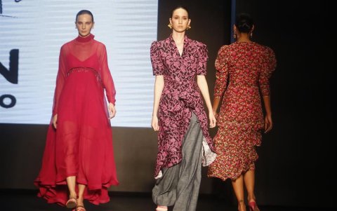 Anda y Cindy Castro, durante la pasarela 