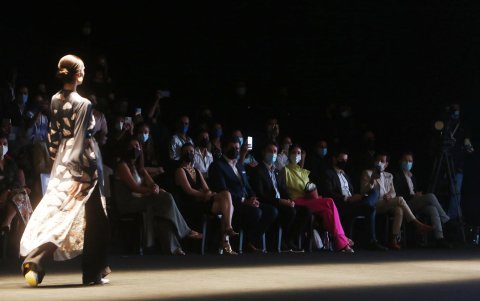 Un grupo de personas observa el desfile del diseñador colombiano Diego Guarnizo durante la pasarela 