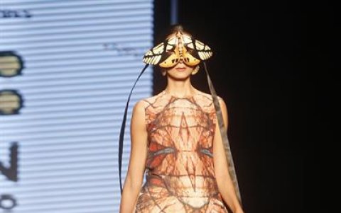 Una modelo desfila un diseño del colombiano Diego Guarnizo durante la pasarela 