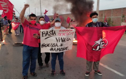 Con banderas y pancartas, los manifestaron solicitan reacciones al Gobierno.