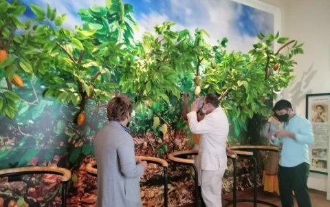 Los visitantes aprovecharon para ver, a través de cámaras 3D, la historia y proceso de elaborar el cacao.