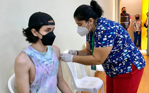 Uno de los estudiantes de hasta 16 años que recibió la dosis.