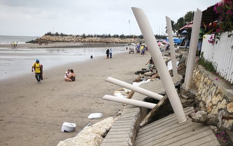 Las veredas que colindan con los locales de comida se destruyeron.