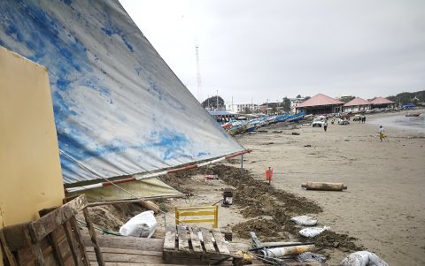 Daño. Debido a que se rompió el muro de contención y la acera, las barcas no tienen dónde apoyarse.