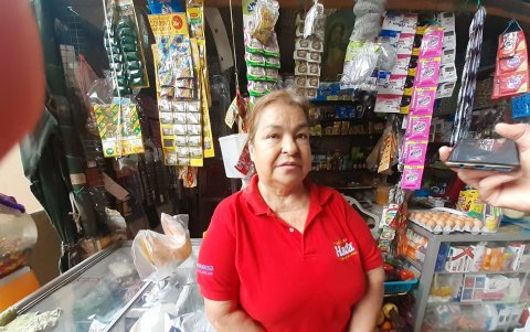 Anabel Ramos es una de las 4 comerciantes que atienden en este centro de abastos de Milagro.