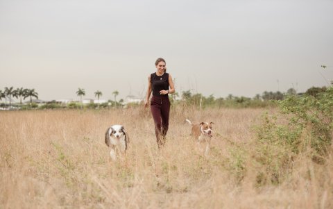 Romina es entrenadora canina