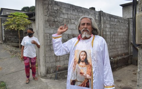 Luis Guerra es conocido en Quevedo como el Mesías por los atuendos que viste y porque se autopoclama redentor.
