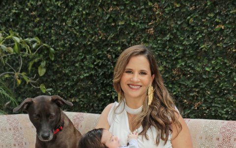 Con su hijo Saúl y su mascota Tina.