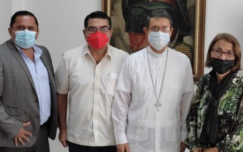 La dirigencia de la UNE visitó al arzobispo de Guayaquil, monseñor Luis Cabrera.
