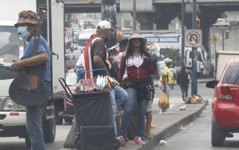 Las principales vías y avenidas de la ciudad reflejan un incremento de vendedores informales, mientras hay una reducción de las cifras de empleo.