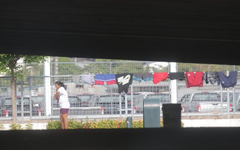 Los efectos de la pandemia y la inmigración nacional y extranjera llenan las calles de las ciudades del país de familias enteras mendigando.