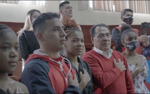 Los familiares de Neisi Dajomes y dirigentes deportivos de Pichincha se juntaron para mirar la competencia.